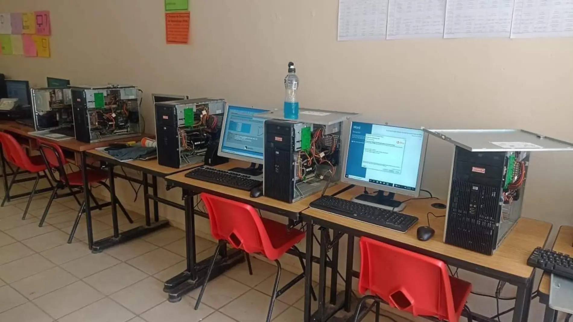 En la Secundaria Técnica número 12 del ejido Islita se cuenta con equipo de cómputo a disposición de alumnado